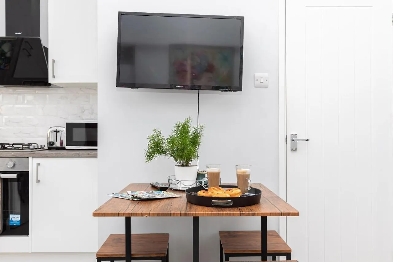New, Stylish Studio Flat With Private Patio And Free On-Street Parking Check Out At 11Am Bournemouth 0*,