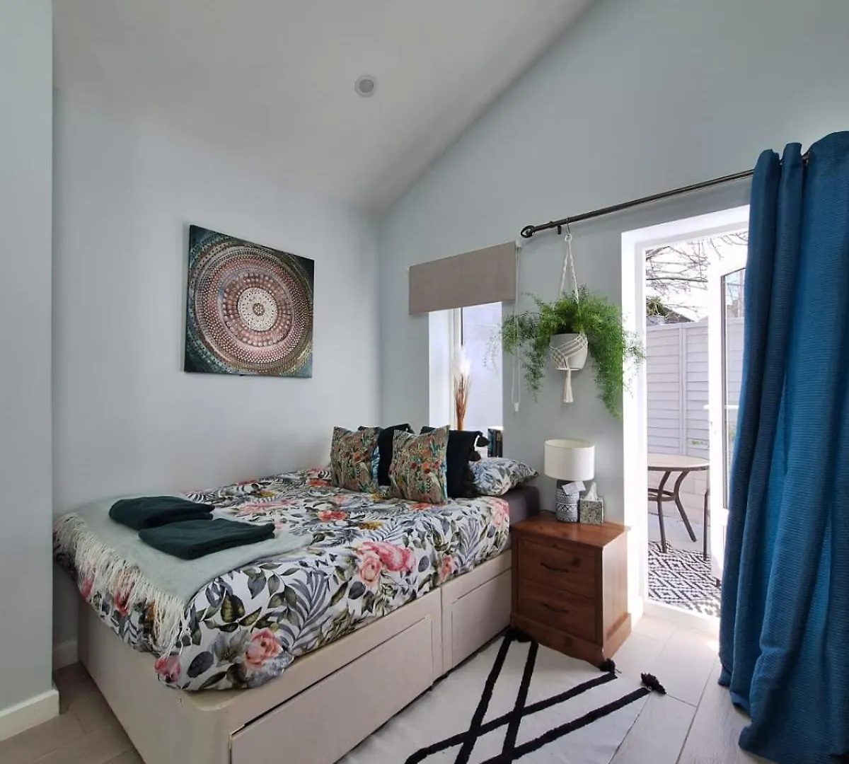 New, Stylish Studio Flat With Private Patio And Free On-Street Parking Check Out At 11Am Bournemouth 0*,