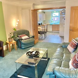 Spacious Four Bed With Parking - Apartment