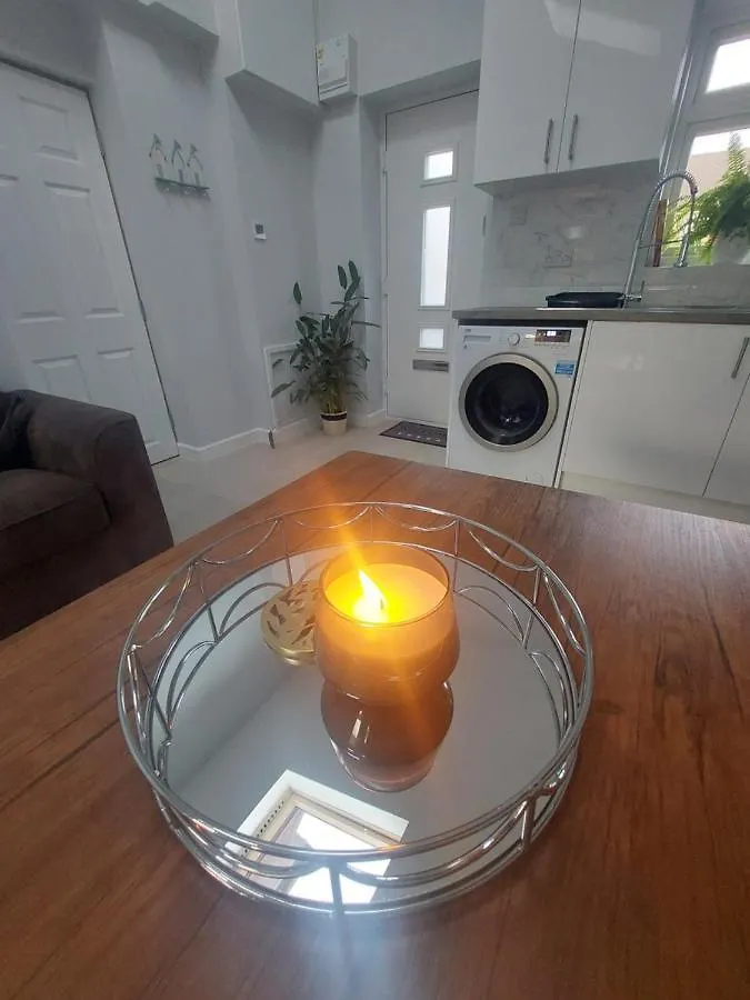New, Stylish Studio Flat With Private Patio And Free On-Street Parking Check Out At 11Am Bournemouth 0*,